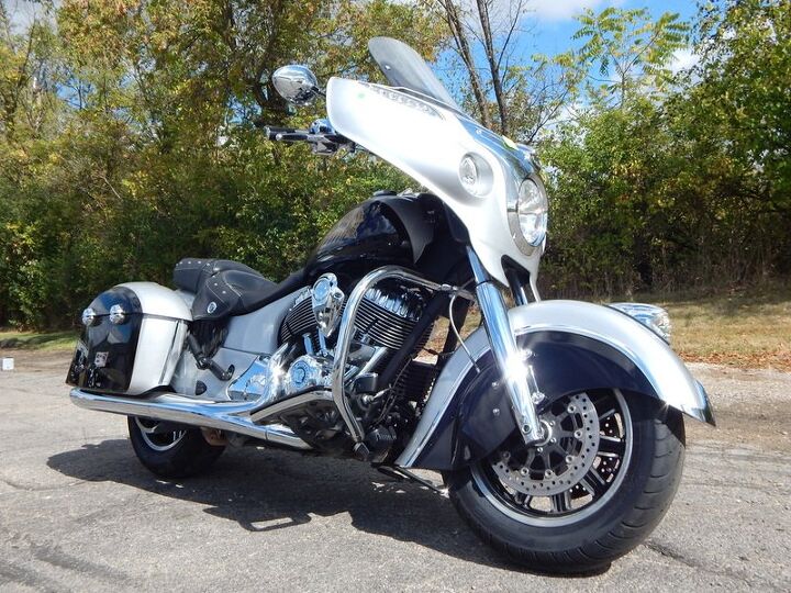 audio cruise control abs tons of chrome two tone bagger 1 owner we