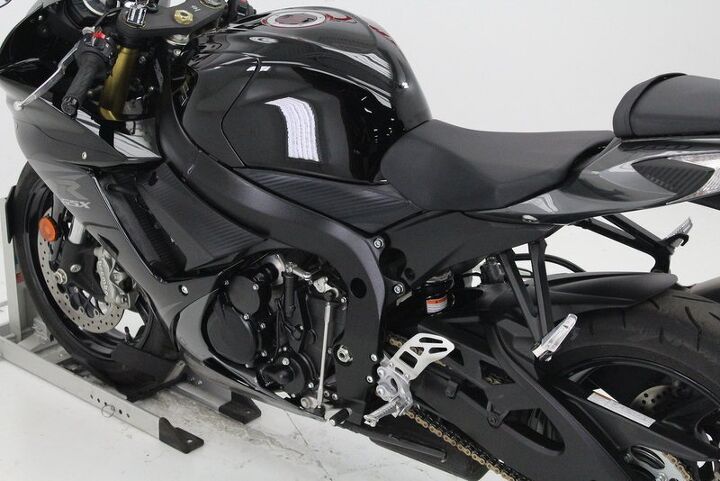 only 1302 miles 100 stock great color combo 2013 suzuki