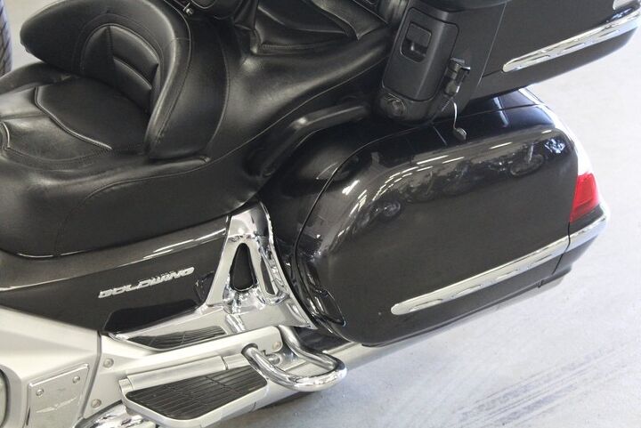only 5907 miles riders backrest upgraded chrome wind