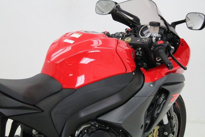only 1868 miles tinted windscreen great color combo 2015 suzuki
