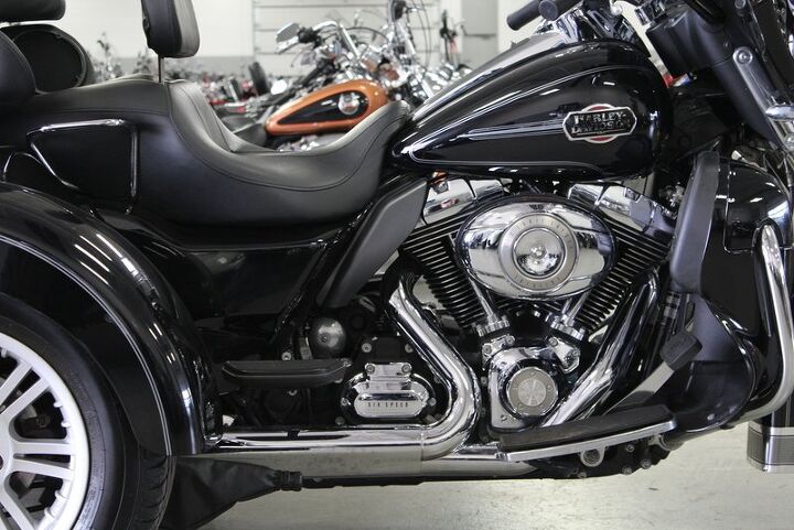 only 2747 miles the tri glide ultra classic is a full feature