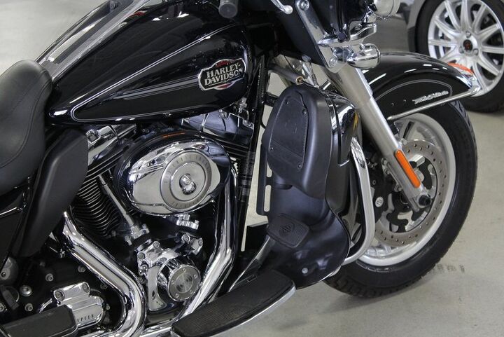 only 2747 miles the tri glide ultra classic is a full feature