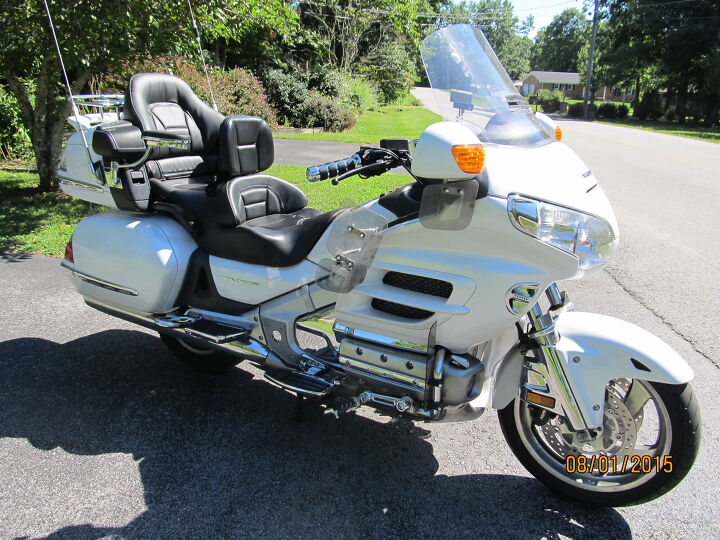 beautiful pearl white 2008 gold wing