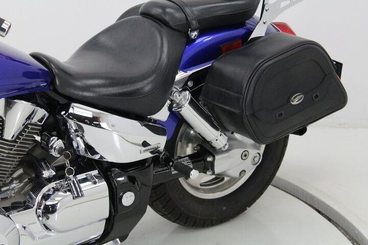 windshield back rest hard saddle bags the vtx1300r has everything