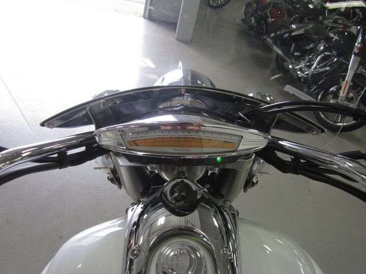 quick detachable windshield and backrest let the rider optimize the bike