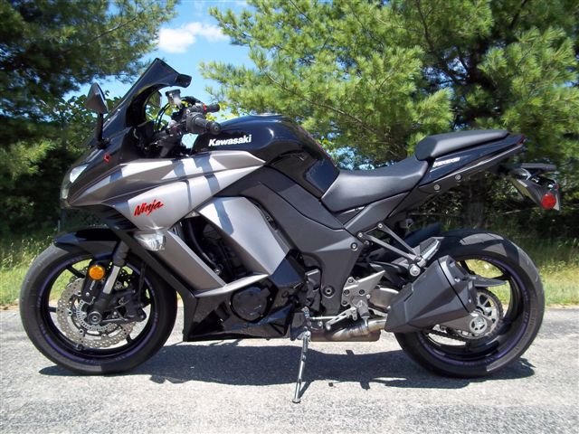 very clean adult owned ninja 1000 abs that main been very well maintained along