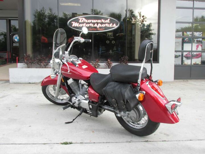 comes equipped with mustang comfort seat windscreen saddlebags and passenger