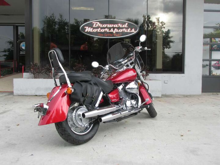 comes equipped with mustang comfort seat windscreen saddlebags and passenger