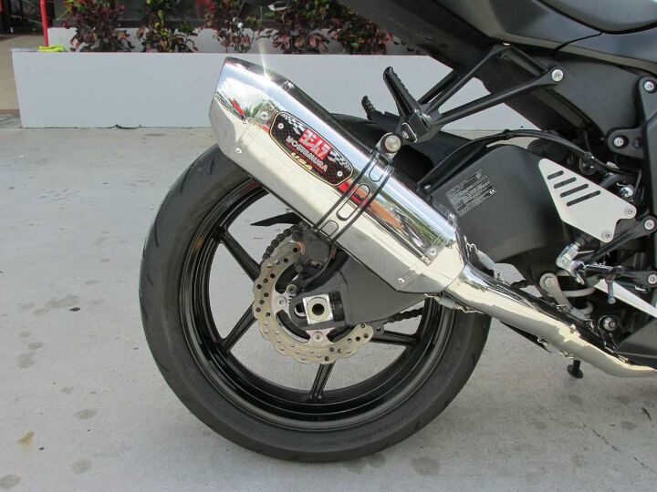 comes with complete yoshimura exhaust and power commander not a scratch on