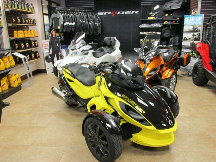 comes fully loaded with genuine kawasaki windscreen saddlebags and