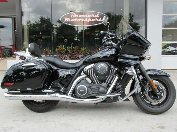 super low miles on this beautiful bagger liquid cooled and fuel injected