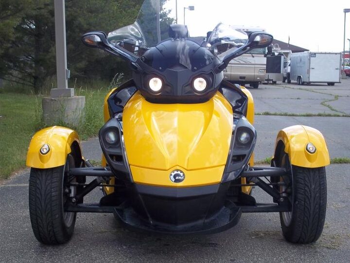 very clean can am spyder 990 sm5 roadster this spyder has many factory