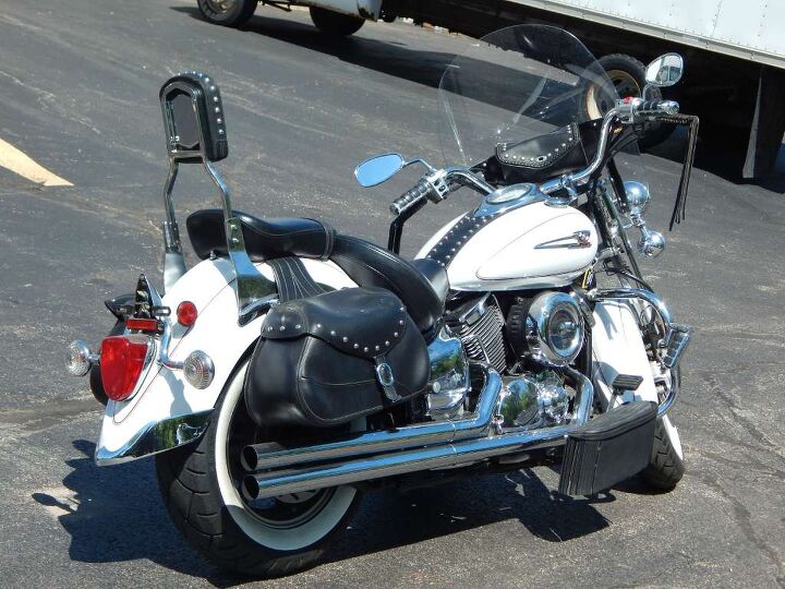 white walls light bar bags backrest cobra pipes crash bar hwy pegs and