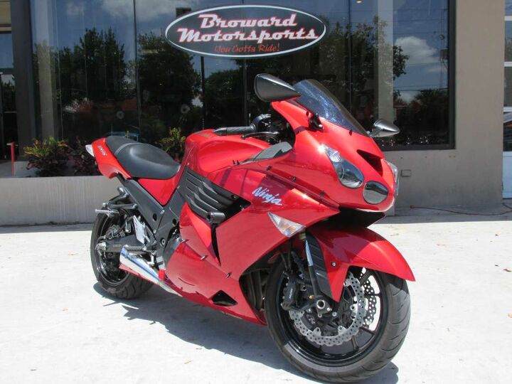 this is one clean zx14r comes with dual gp style exhaust aggressive