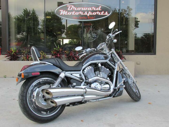 this v rod is sit on beautiful chrome wheels with chrome forks why buy new
