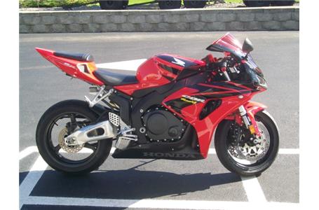 very hot looking sport bike hot bodies under tail exhaust new tires this one s