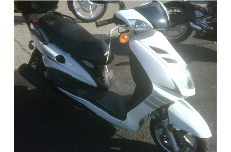 great little schwinn 150cc scooter comes with trunk box good enough for highway
