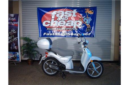 get in touch with your itilian side on the scarabeo 50cc aprilla like new
