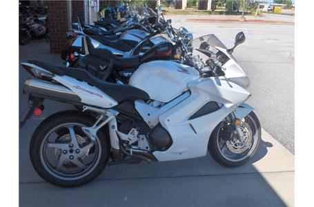 2006 honda vfr800 in the beautiful metallic pearl white virtually no miles for