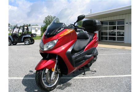 includes touring windshield trunk and touring wind deflectors