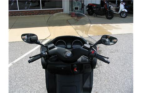 includes touring windshield trunk and touring wind deflectors