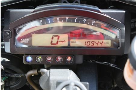 engine type 90 degree v twin displacement 999 cc