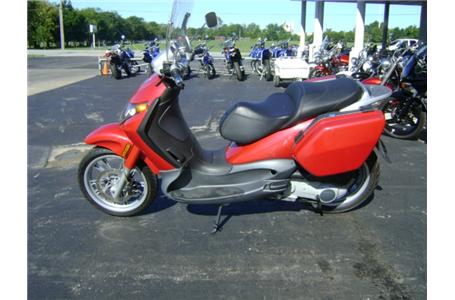 2003 piaggio bv 200 is a great scooter color matched hard bags added perfect for