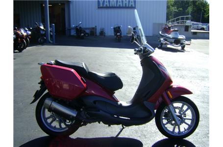 2003 piaggio bv 200 is a great scooter color matched hard bags added perfect for