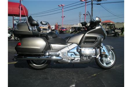 level 1passenger armrests chrome trunk rack and trailer hitch this bike is