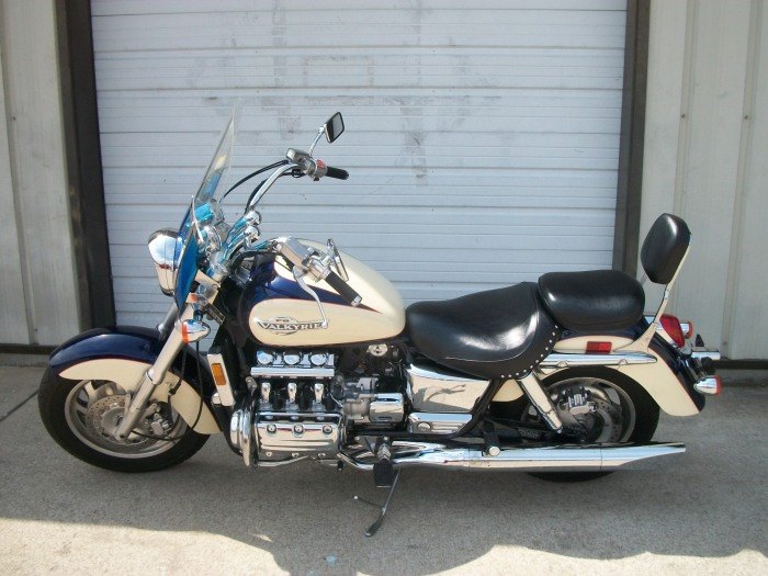 cream blue 1500 gold wing with 25200 miles call for details ready to sell