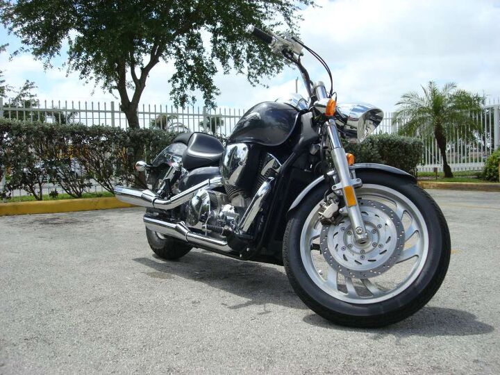 very clean vtx 1300 custom all stock only 1800 miles the