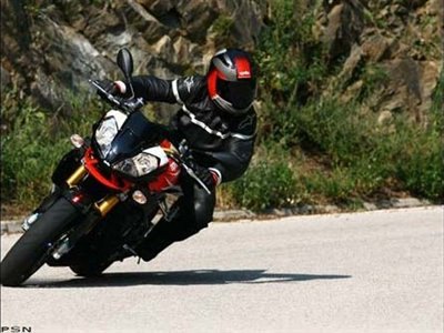 aprilias standard setting naked 1 000 cubic centimeter super sport continues to be
