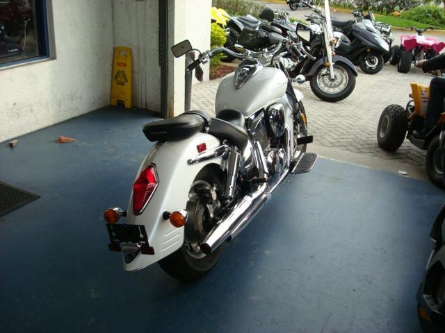 pearl white looks beautiful comes with bags windscreen and rear luggage