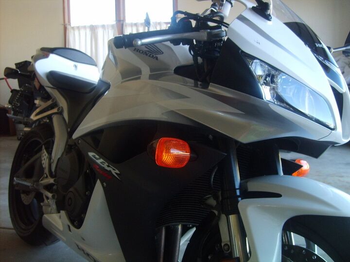2007 honda cbr600rr motorcycle in white silver black