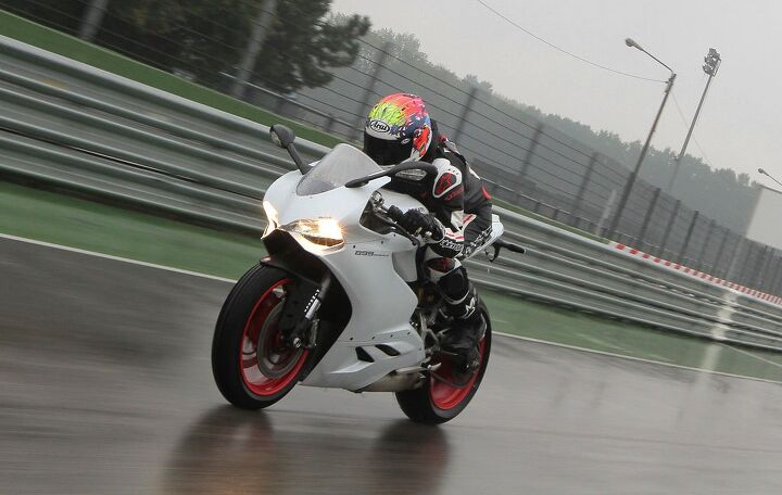 2014 ducati 899 panigale review first ride, From an ergonomic standpoint the 899 Panigale is identical to its bigger sibling The only difference being more seat padding for more comfort Oh and did I mention it was wet