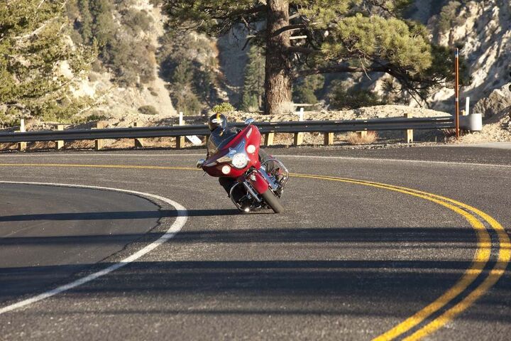 2014 indian chieftain review, Capable of nonchalantly dragging floorboards the Chieftain handles well for a big relatively heavy tourer