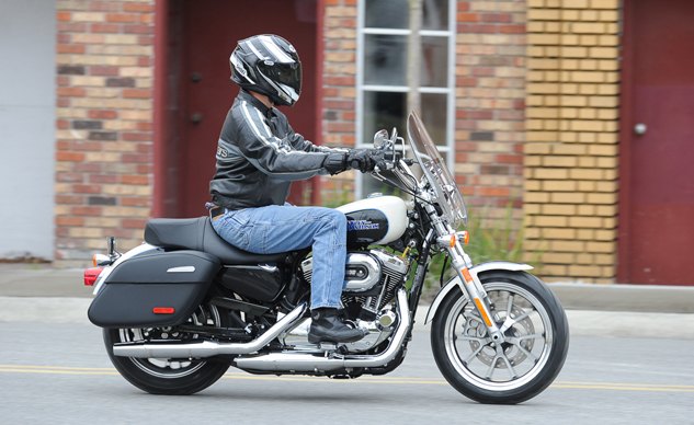 2014 harley davidson superlow 1200t review first ride, The compact riding position will suit riders in the target range while the rider shown is pretty cramped in the lower body and has scooted back on the seat as far as possible