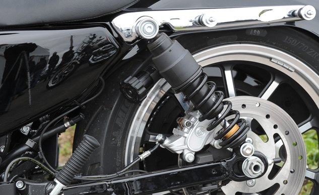2014 harley davidson superlow 1200t review first ride, The knob adjustment is a welcome addition that works well The finish should remain covered by the bags though
