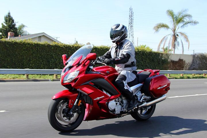 2014 yamaha fjr1300es review video, On the highway the FJR yearns for triple digits