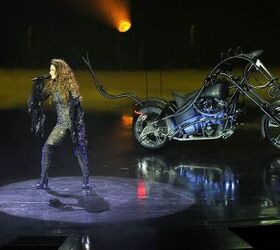十大摩托猫,歌手仙妮亚·唐恩执行在她居住的处子秀秀莎妮娅仍然在斗兽场在拉斯维加斯的凯撒宫于2012年12月1日