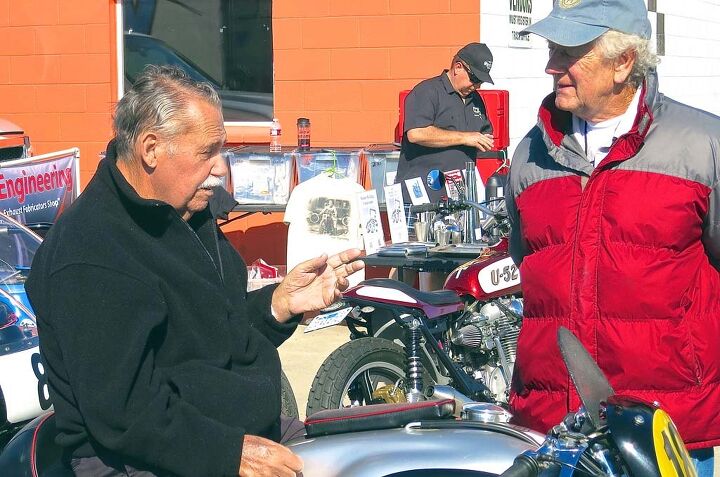ahrma moto corsa classica, Gil Vallaincourt of Works Performance gives Virgil Elings a sermon on suspension