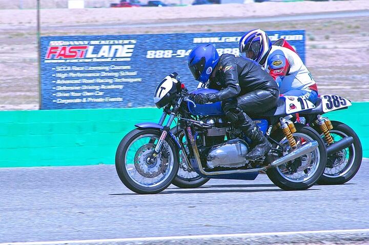 ahrma moto corsa classica, Jerrett Martin 1t and Fred Willink battle on the front straight in the Thruxton Challenge class