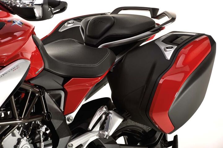 2015 mv agusta turismo veloce 800 first ride review video, The attractively curvaceous and contrast stitched seat proved itself to be wide supportive and comfortable although its width also means the rider s legs have to stretch a bit further to reach the ground