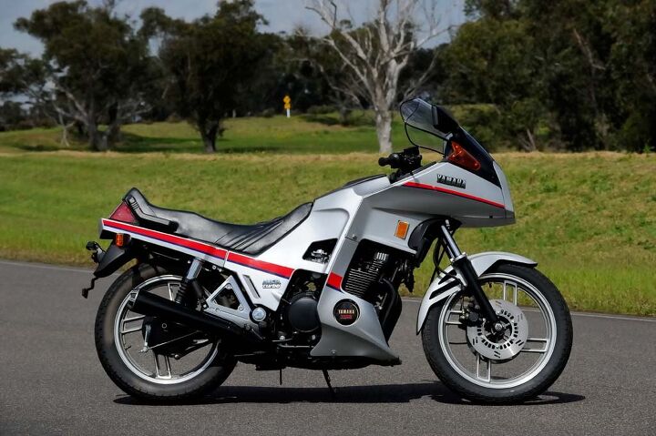 1980s turbo bikes shootout, The Yamaha XJ650 was a bitsa made from a Seca chassis with a small turbo and CV carburetors However this allowed Yamaha to keep costs down and also made the XJ the most reliable of all Japanese turbo bikes of the era