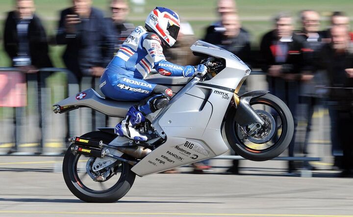 suter mmx500 unveiled, Three time world champ Freddie Spencer takes the Suter MMX500 for a spin of two stroke GP nostalgia