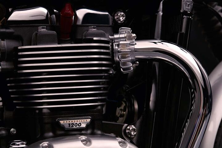 2016 triumph bonneville t120 and t120 black, The twin skinned exhaust headers help to minimize discoloration from heat and also mask the header s true routing