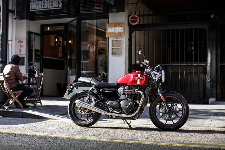 2016 triumph street twin first ride review, The seat s only 29 5 inches high which makes the Street Twin a great round town scoot for optimally sized people The gearbox cover and fenders are plastic but it s really nice plastic