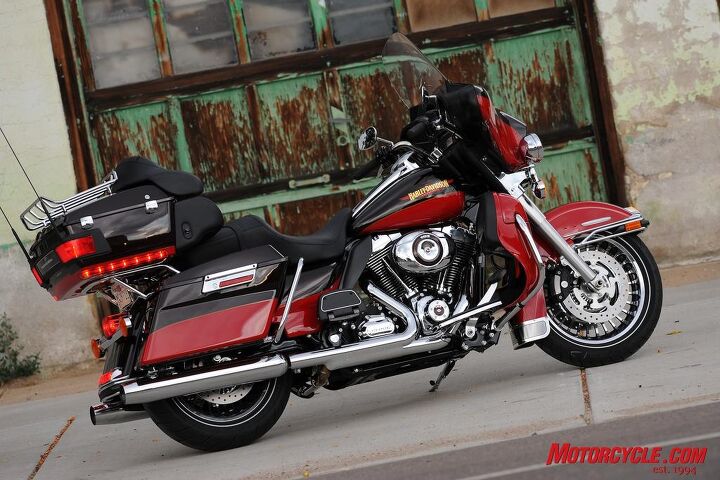church of mo 2010 harley davidson electra glide ultra limited review, Our test bike was painted in this classy two tone combo of Scarlet Red and Vivid Black