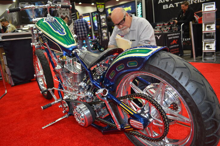 2016 v twin expo report, Dave Perewitz checking out Ken Nagai s Bike at the Ken s Factory Booth