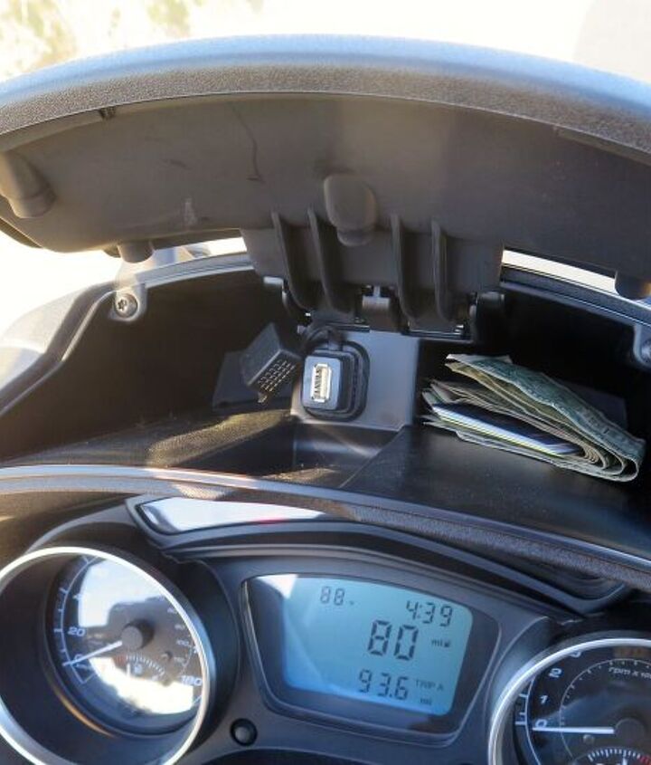 2016 piaggio mp3 500ie review, Speedo tachometer trip computer glovebox with USB port not bad Brake levers are non adjustable though